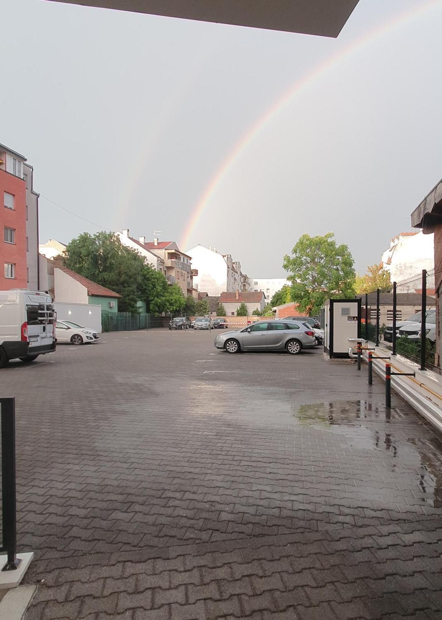 52 - Besplatan Privatni Parking 诺威萨